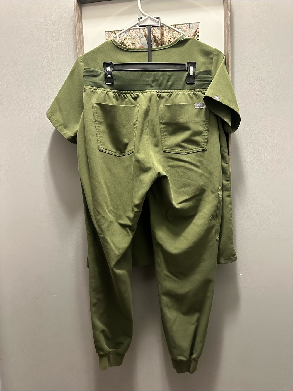 Figs Olive Green Women’s Pajama Scrub Set - V-Neck Top & Jogger Pants - Picture 5 of 7
